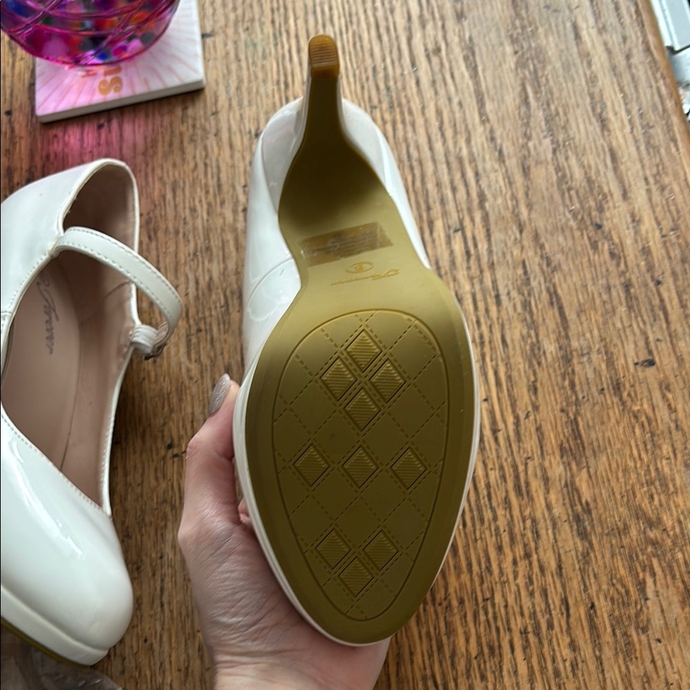 New Sexy White Mary Jane Heels - Picture 6 of 7